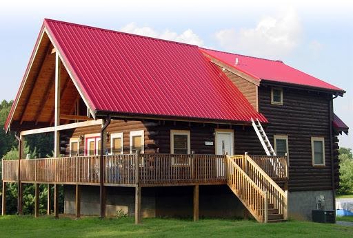 Tôn lợp mái màu đỏ đậm có thể phù hợp với các kiểu nhà ở vùng cao